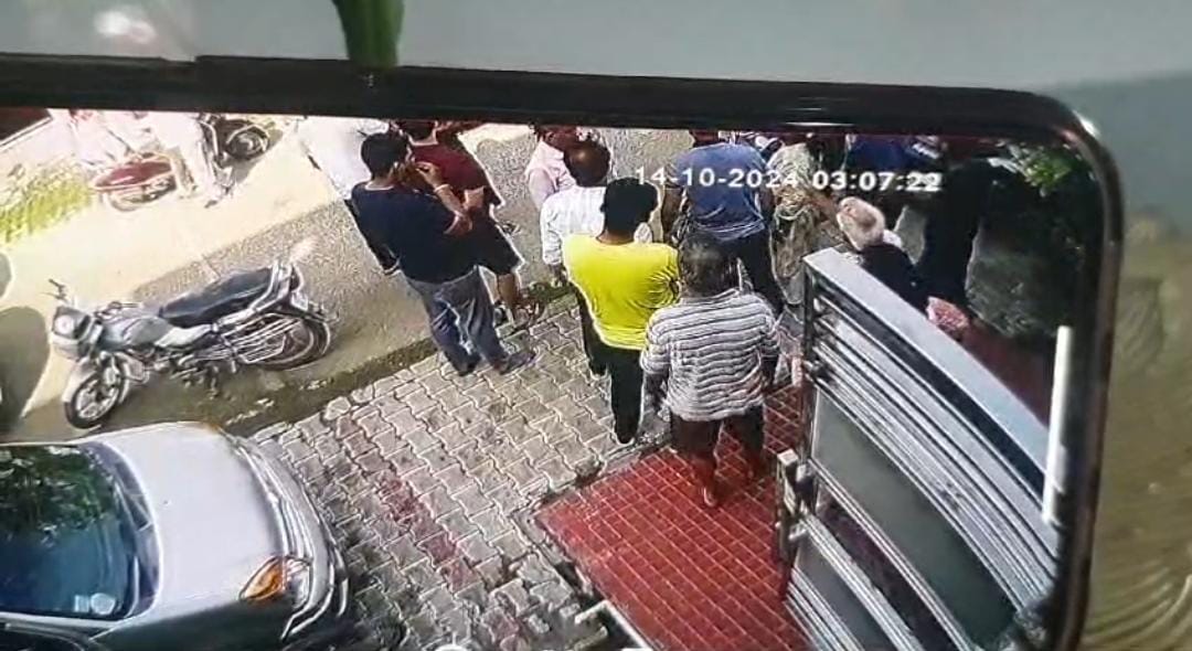 स्कूटी निकालने के दौरान बाइक से टकराया वाहन, हंगाम