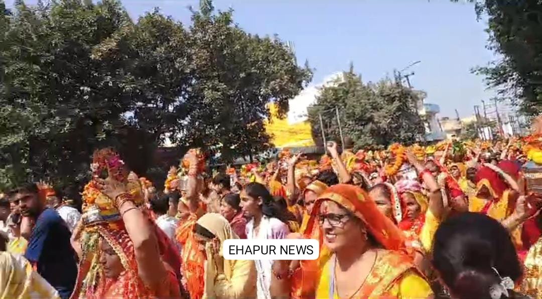 कलश यात्रा में शामिल हुई महिलाएं