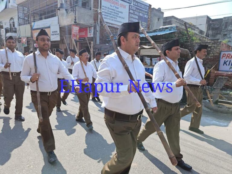 पिलखुवा में संघ के स्वयंसेवकों का पथ संचलन