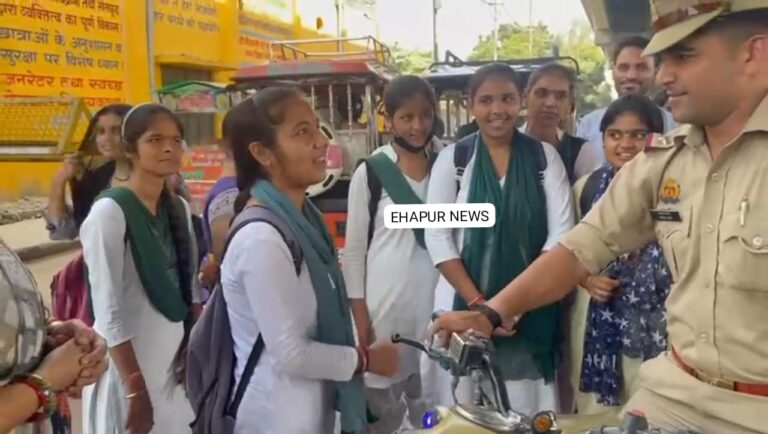 छात्राओं ने पुलिसकर्मी को सिखाया कानून का पाठ
