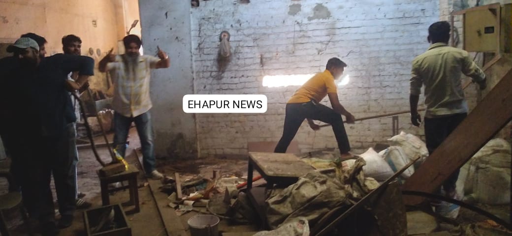 खल चूरी की दुकान में सात फीट लंबा सांप निकलने से हड़कंप