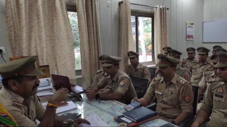बाबूगढ़ थाना प्रभारी ने पुलिसकर्मियों के साथ बैठक की