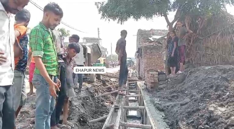 भ्रष्टाचार: रेत से हो रहा नाले का निर्माण, ग्रामीणों ने किया जमकर विरोध