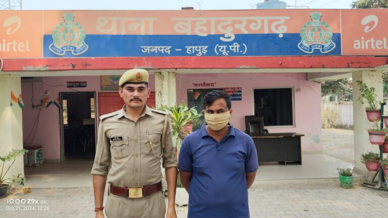 पुलिस ने वारंटी को घर से पकड़ा