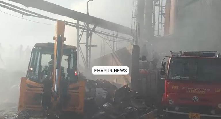 गत्ता फैक्ट्री में लगी आग, लाखों का नुकसान