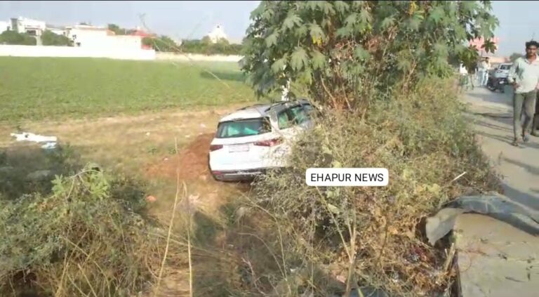 स्विफ्ट व मर्सिडीज़ की भिड़ंत, खेतों में उतरी मर्सिडीज़