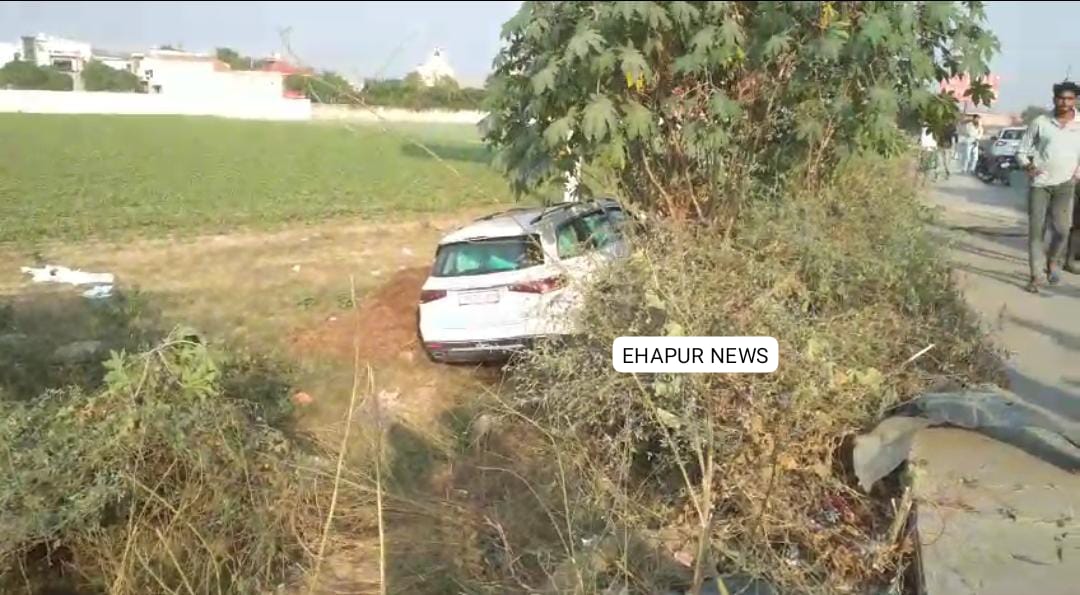 स्विफ्ट व मर्सिडीज़ की भिड़ंत, खेतों में उतरी मर्सिडीज़