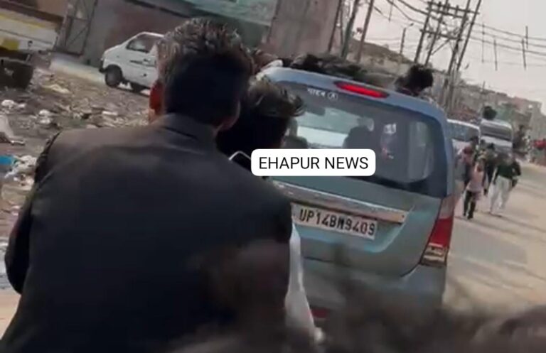 कार की छत पर लेटकर बालक ने किया स्टंट