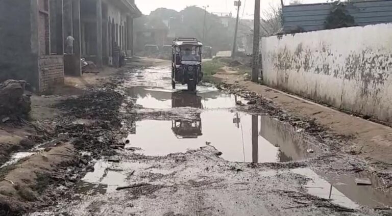 जल भराव से ग्रामीण परेशान
