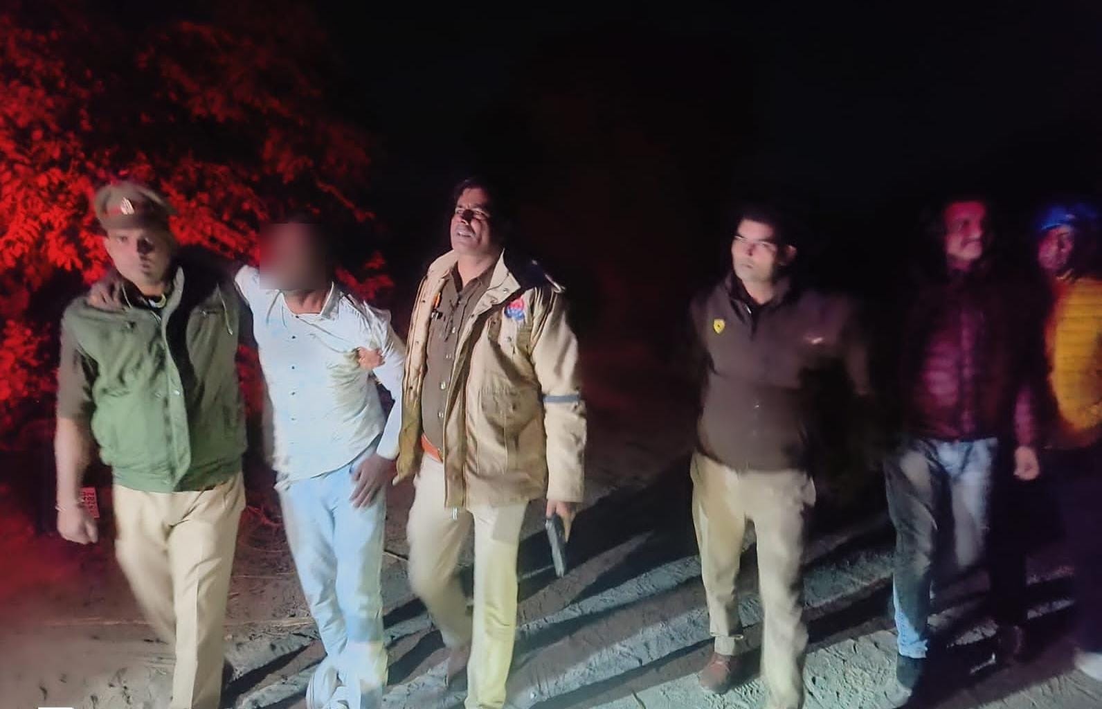 शातिर लुटेरा पुलिस गोली से हुआ घायल, साथी फरार