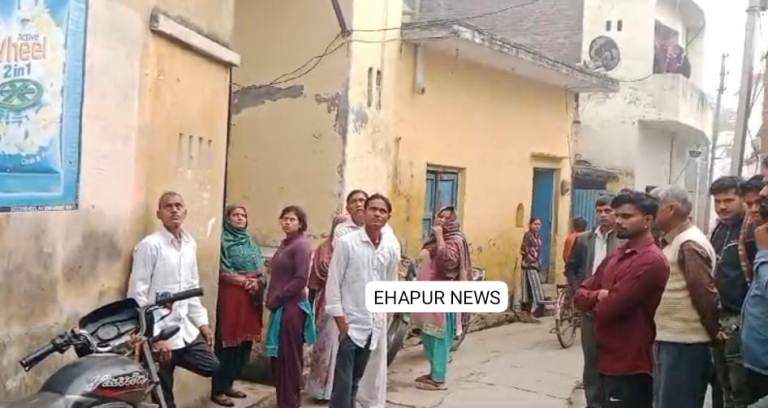 एक दर्जन से अधिक लोग घर में घुसे परिजनों को पीटा