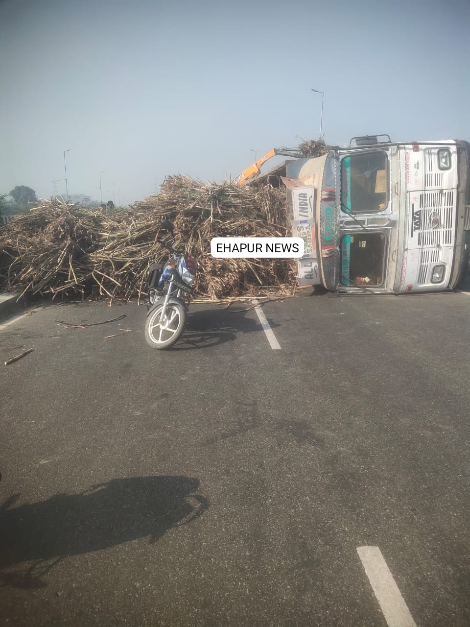 गन्ने से लदा ओवरलोड ट्रक हाईवे पर पलटा
