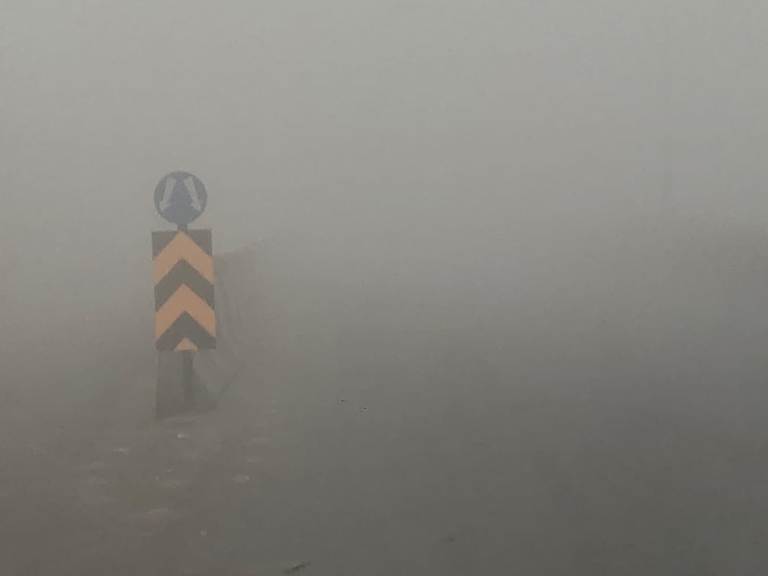 शुक्रवार को हापुड़ की सड़कों पर छाया ज़बरदस्त कोहरा