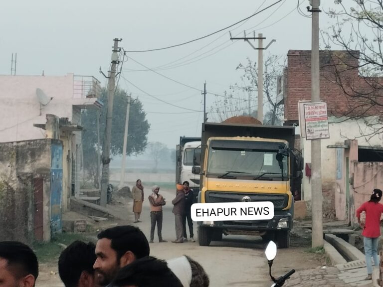 मिट्टी के डंपरों को रोककर ग्रामीणों का प्रदर्शन