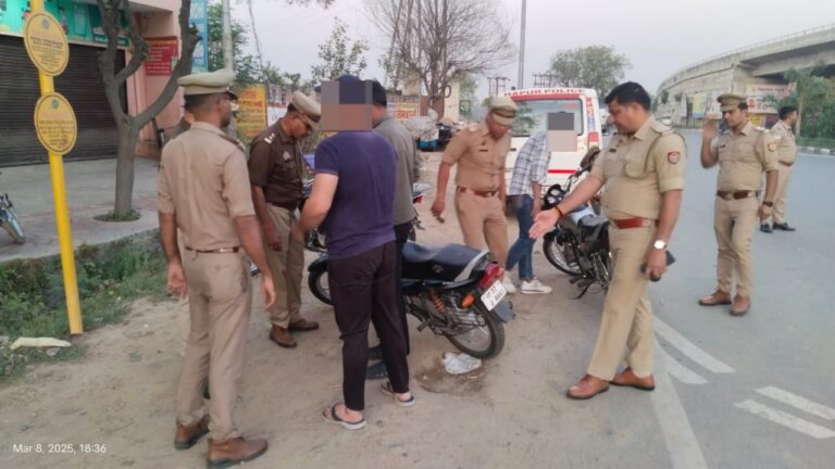 पुलिस ने ट्रैफिक नियम का उल्लंघन करने पर सीखाया सबक