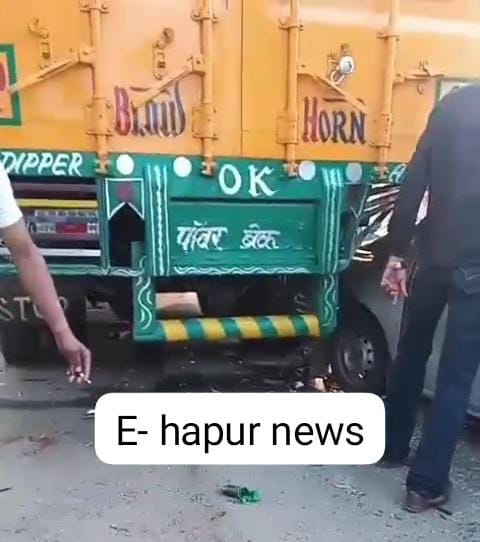 ट्रक में नंबर प्लेट लगा रहे व्यक्ति की गाड़ी की चपेट में आने से मौत