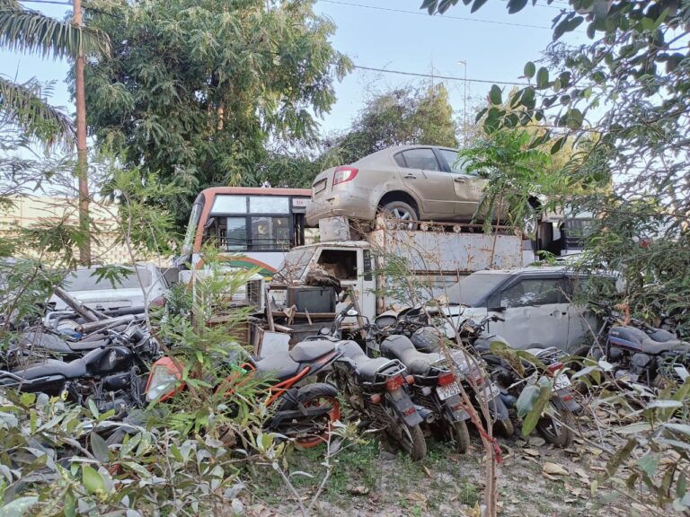 हापुड पुलिस ने वाहन बेचकर 5 लाख 62 हजार कमाए
