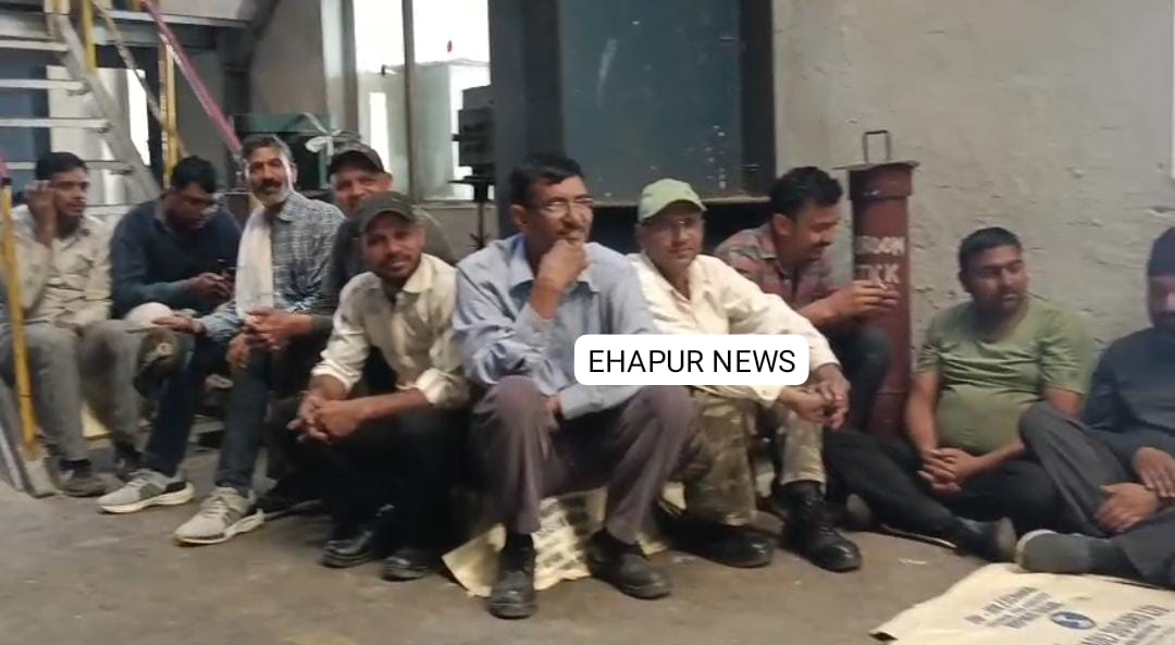 वेतन न मिलने से नाराज मिल कर्मचारियों का धरना