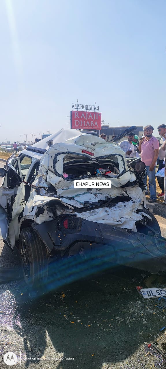 बस ने गाड़ी में मारी टक्कर, तीन घायल