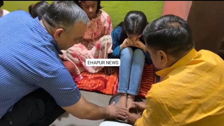 बाबूगढ़ थाना प्रभारी ने कन्याओं के पैर धोकर लिया आशीर्वाद
