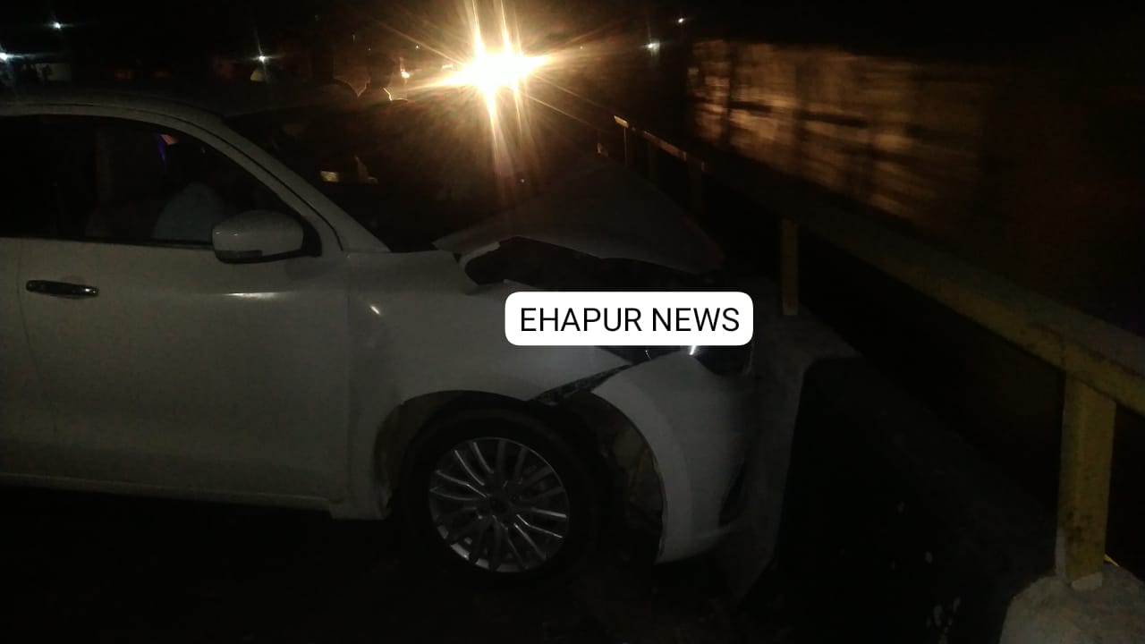 अनियंत्रित कार डिवाइडर से टकराई