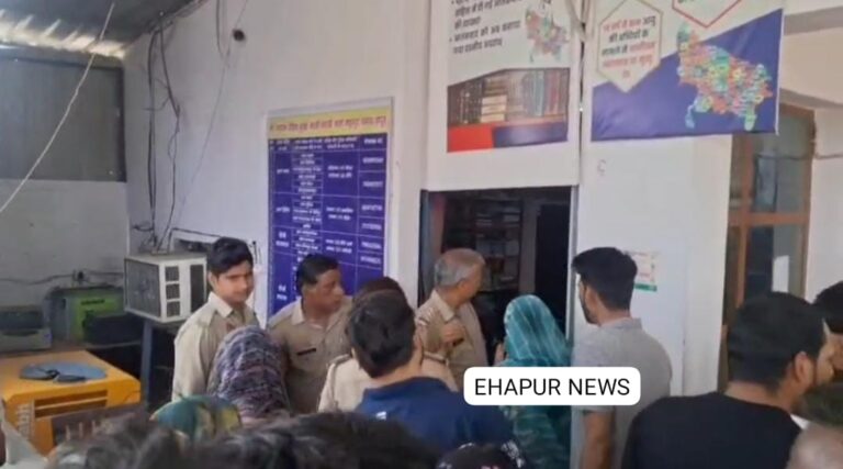 दरोगा के खिलाफ ग्रामीणों ने खोला मोर्चा, किया प्रदर्शन