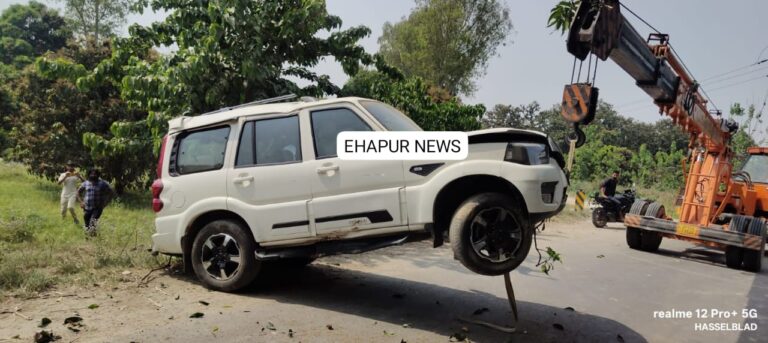 सड़क हादसे के दौरान गाड़ी पलटी, तीन घायल
