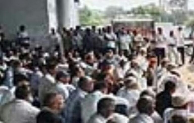 मिल के कर्मचारियों ने अफसरों के घरों की जलापूर्ति की बंद