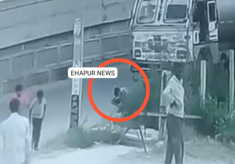 LIVE CCTV: सड़क किनारे फीते बांध रहे किशोर को ट्रक ने मारी टक्कर