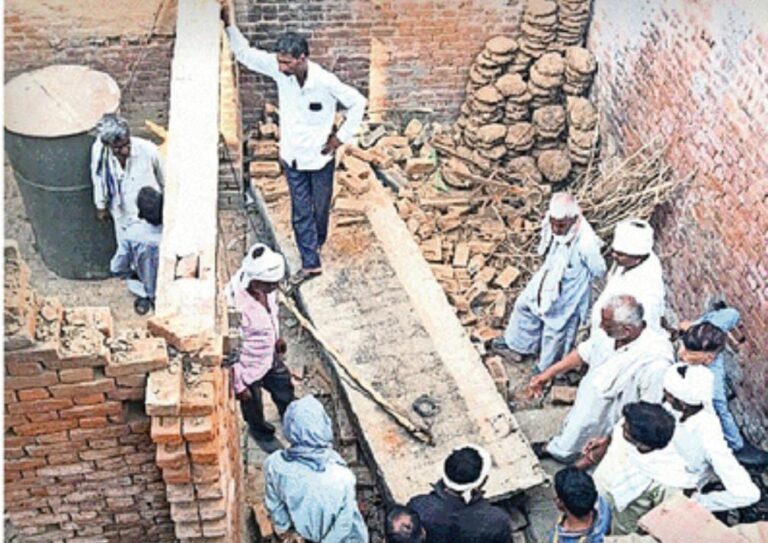जर्जर मकान का छज्जा गिरने से महिला की मौत, युवक घायल