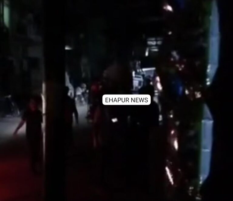 वक्फ संशोधन कानून के विरोध में लाइट बंद कर किया विरोध