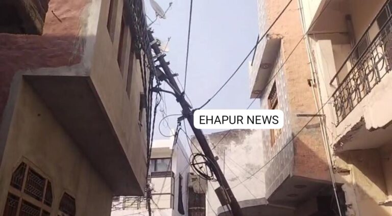 मकान पर गिरा बिजली का खम्भा
