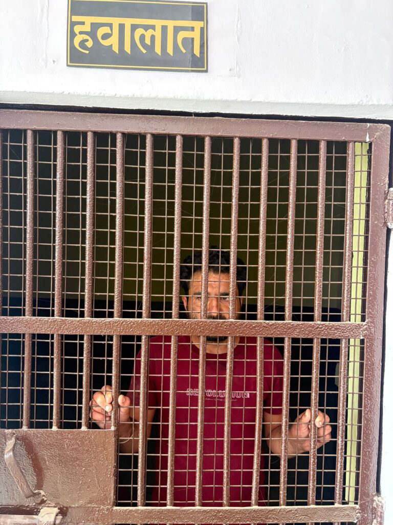 पुलिस ने निकाली शराबी की हैंकड़ी