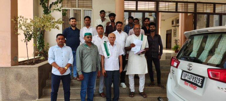गन्ना सहकारी समिति के घोटाले पर किसान जांच अफसर से मिले