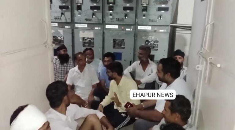 पिछले आठ दिनों से बिजली न मिलने पर ग्रामीणों का फूटा गुस्सा, बिजली घर को घेरा