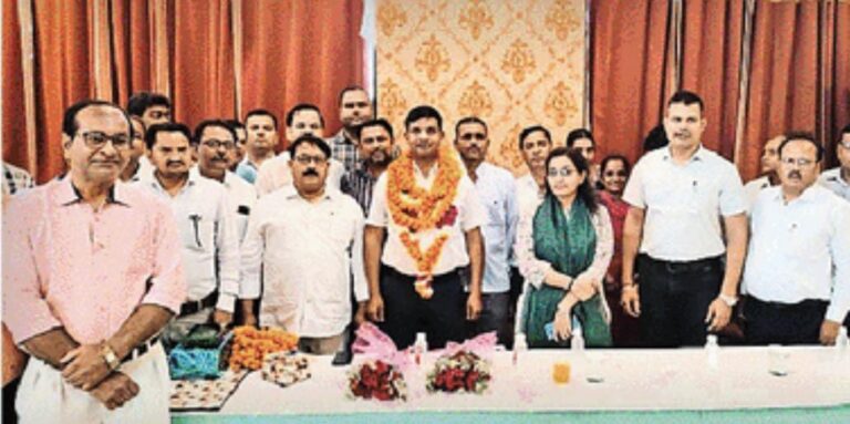 एसडीएम पद पर पदोन्नति होने पर तहसीलदार को दी बधाई