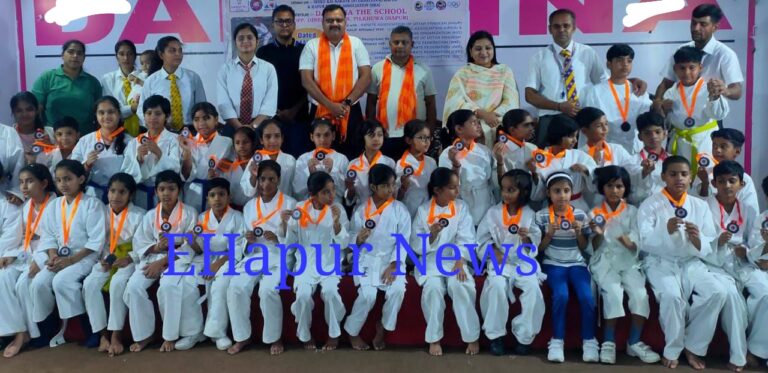 कराटे प्रतियोगिता के विजयी छात्र पुरस्कृत