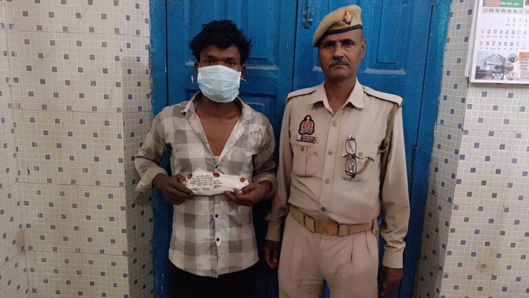 डासना से तमंचा लेकर आया,पकड़ा गया