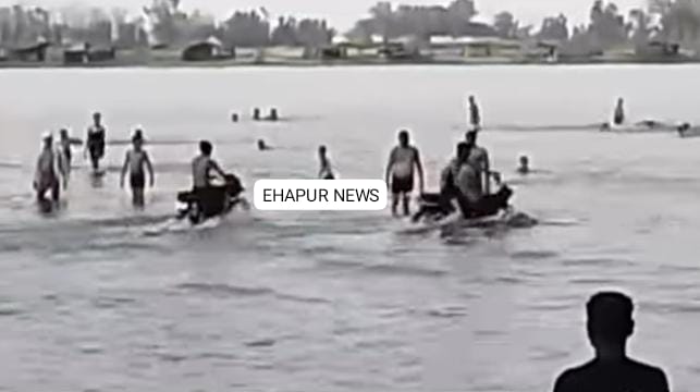 गंगा में बाइक सवारों ने किए स्टंट