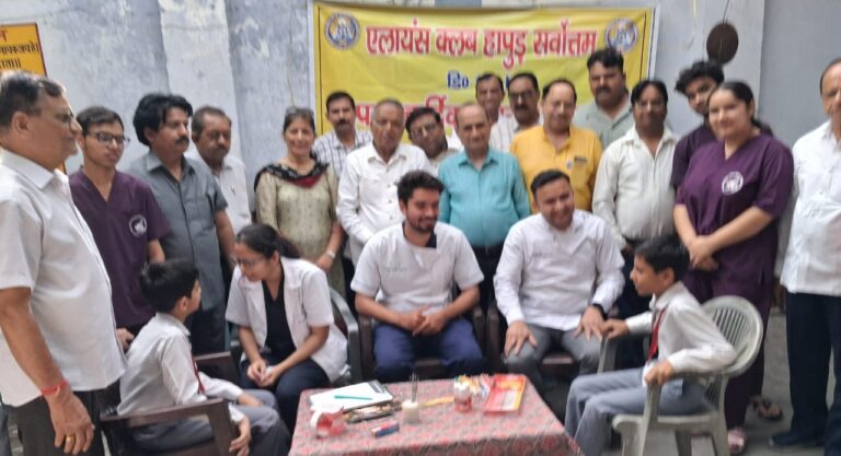 दंत चिकित्सक ने बच्चों के दांतों का चैक अप किया