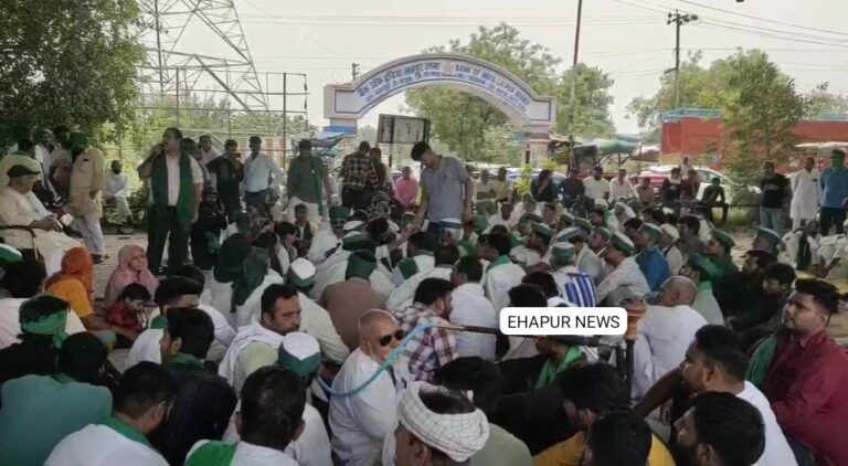 राकेश टिकैट को धमकी देने वाले की गिरफ्तारी की मांग को लेकर प्रदर्शन