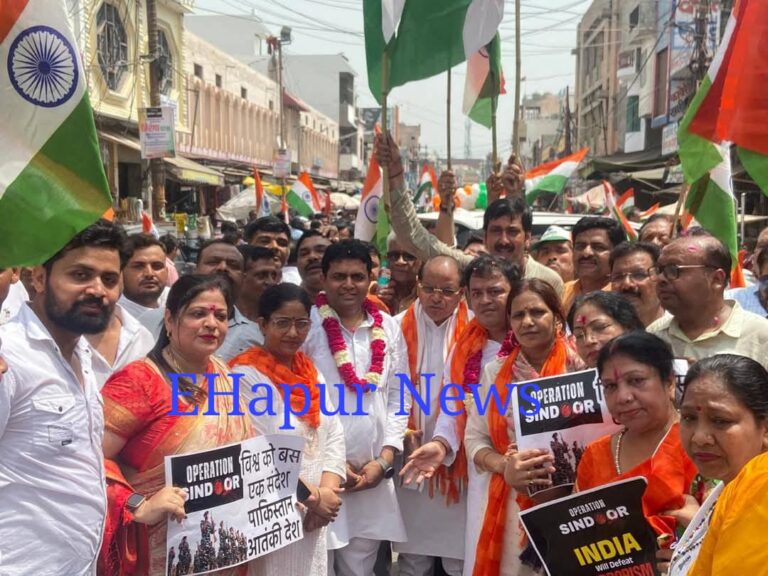 सैनिकों के सम्मान में पिलखुआ में निकाली गई तिरंगा यात्रा