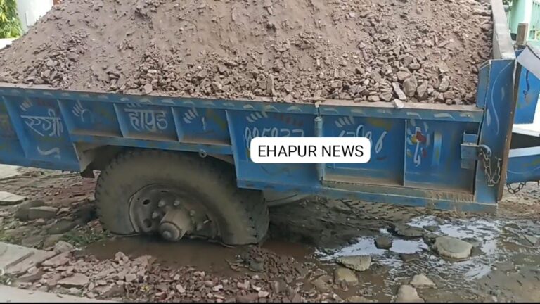 निर्माण सामग्री से भरी ट्राली सड़क पर धंसी, टूटी पाइपलाइन