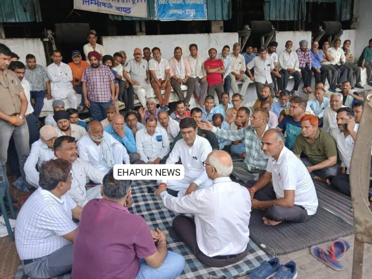 विधायक के आश्वासन के बाद काम पर लौटे सिंभावली शुगर मिल में तैनात कर्मचारी