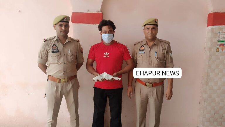 वांछित आरोपी को तमंचे के साथ दबोचा