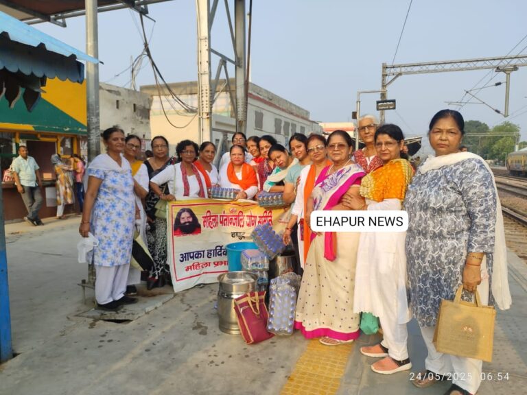 महिला पतंजलि योग समिति ने शिकंजी का वितरण किया