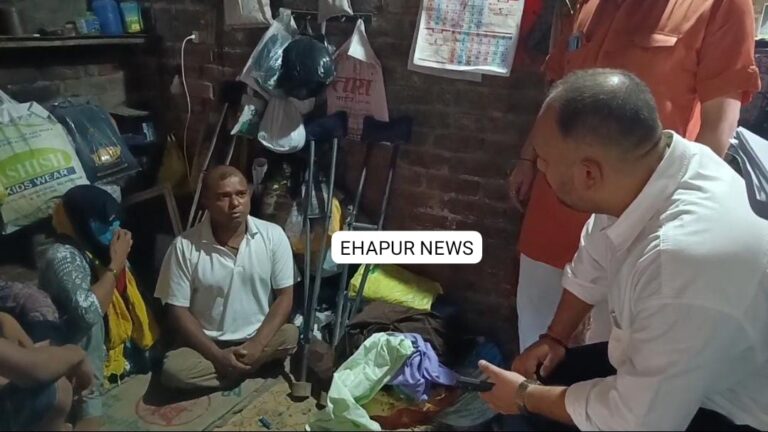 सादगी के साथ लोगों से मिले डीएम, दिव्यांग दंपति, विधवा महिला को सरकारी योजनाओं से अवगत कराया