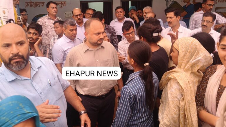 महमूदपुर में डीएम ने ग्रामीणों की सुनी समस्याएं, ग्राम सचिव का एक दिन का वेतन रोकने के लिए आदेश