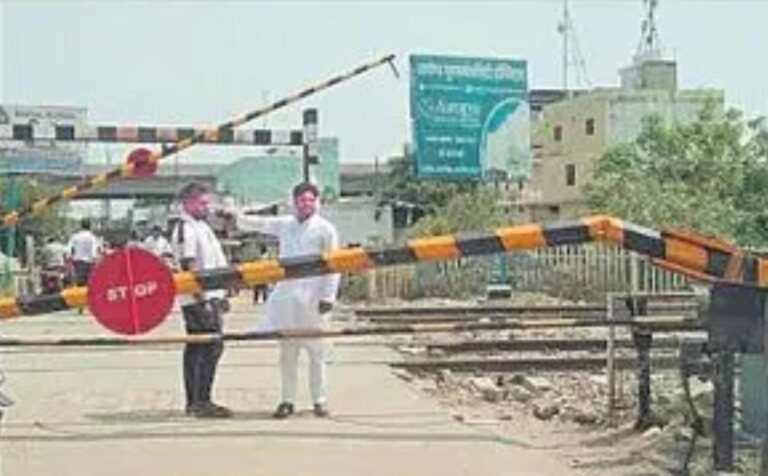 ई-रिक्शा की टक्कर से रेलवे बूम हुआ क्षतिग्रस्त
