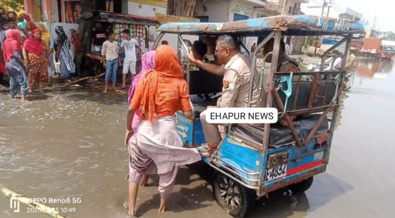 हापुड़: महिलाओं ने किया जाम, ई-रिक्शा में पहुंचे पुलिस अधिकारी, जानिए पूरा मामला